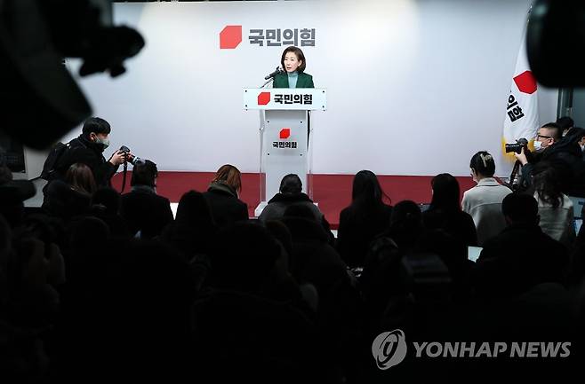 전대 불출마 선언하는 나경원 (서울=연합뉴스) 이정훈 기자 = 국민의힘 나경원 전 의원이 25일 오전 서울 여의도 국민의힘 당사에서 기자회견을 열어 전당대회 불출마를 선언하고 있다. 2023.1.25 uwg806@yna.co.kr