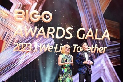 BIGO Awards Gala 2023에서 사회를 맡은 Pamela Oei(왼쪽)와 Hossan Leong(오른쪽) (PRNewsfoto/BIGO)