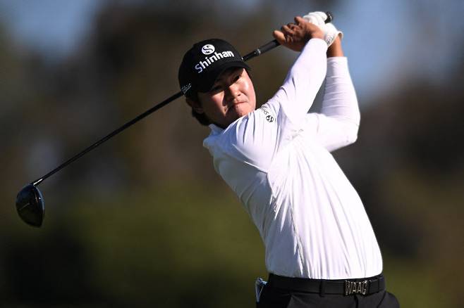 김성현이 27일 열린 PGA 투어 파머스 인슈어런스 오픈 1라운드에서 티 샷을 날리고 있다.(사진=AFPBBNews)