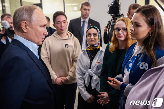 블라디미르 푸틴 러시아 대통령이 25일(현지시간) 러시아 학생의 날을 맞이해 모스크바 국립대에서 학생들을 만나고 있다. 2023.01.25 ⓒ 로이터=뉴스1 ⓒ News1 정윤미 기자