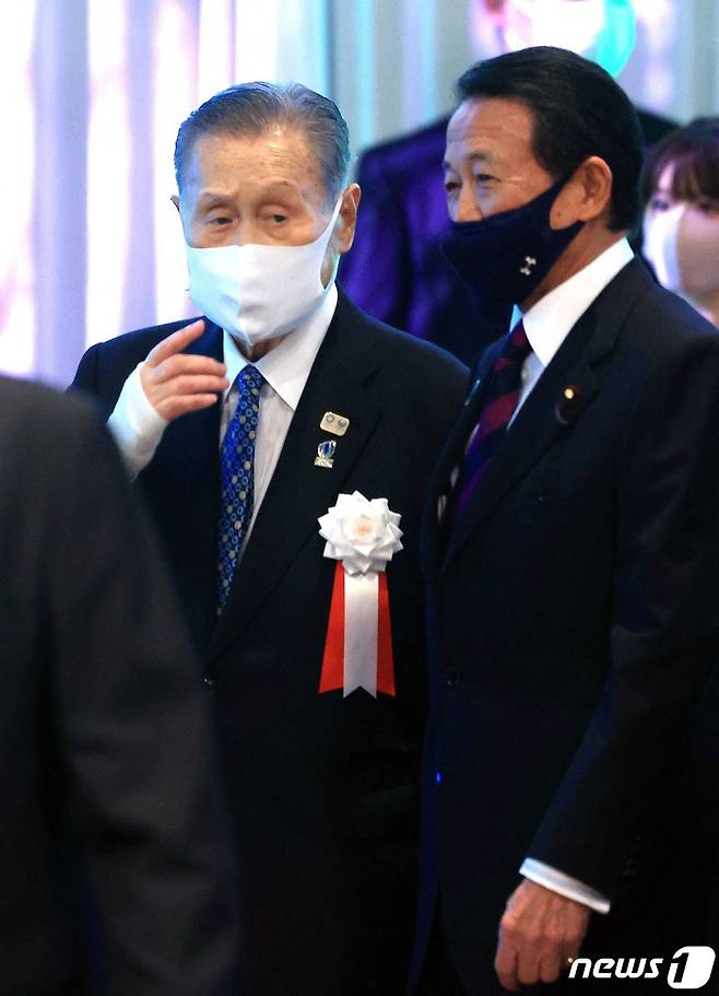 모리 요시로 전 일본 총리(좌)와 아소 다로 재무상(우)이 21일 (현지시간) 됴쿄에서 열린 자민당 당대회에 참석을 하고 있다. ⓒ AFP=뉴스1 ⓒ News1 우동명 기자