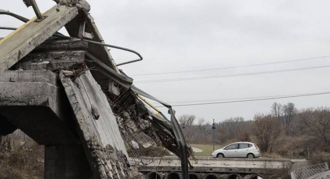 지난 8일(현지시간) 우크라이나 수도 키이우와 외곽 도시 이르핀을 잇는 다리가 파괴된 채 방치되어 있다.[이미지출처=연합뉴스]