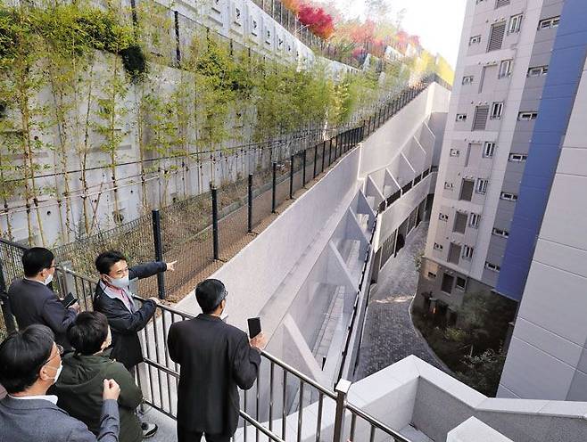 국민의힘 의원들이 2021년 경기 성남시 백현동의 이른바 ‘옹벽 아파트’를 찾아 현장을 둘러보고 있다. /조선DB