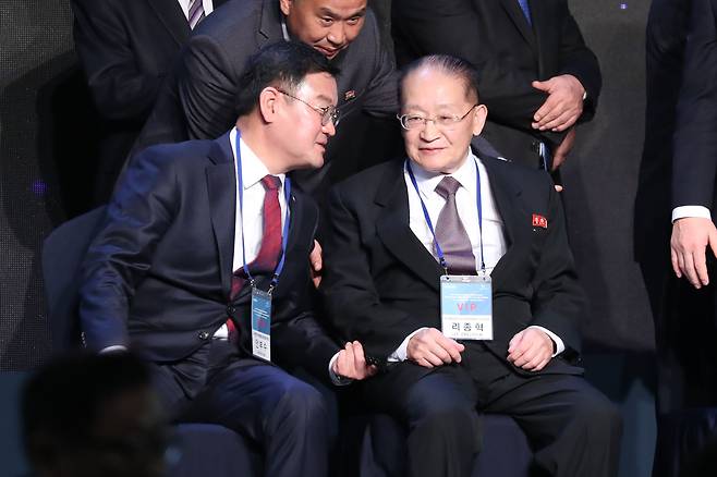 2018년 11월 16일 경기도 고양시 엠블호텔에서 열린 '아시아태평양의 평화·번영을 위한 국제대회'에서 안부수 아태평화교류협회장(왼쪽)이 북한 리종혁 조선아시아태평양평화위원회 부위원장과 얘기를 나누고 있다. /사진공동취재단