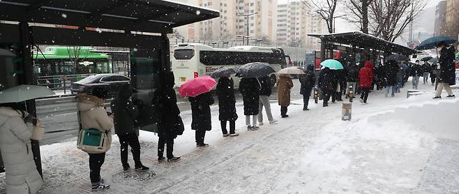 26일 오전 서울 동작구 사당역 인근 버스정류장에서 시민들이 경기 수원으로 향하는 광역버스를 기다리고 있다. 최혁중 기자 sajinman@donga.com