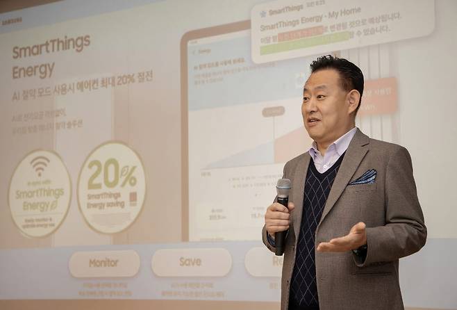 최영준 삼성전자 생활가전사업부 상무가 26일 열린 2023년형 에어컨·공기청정기 신제품 브리핑에서 제품을 설명하고 있다.