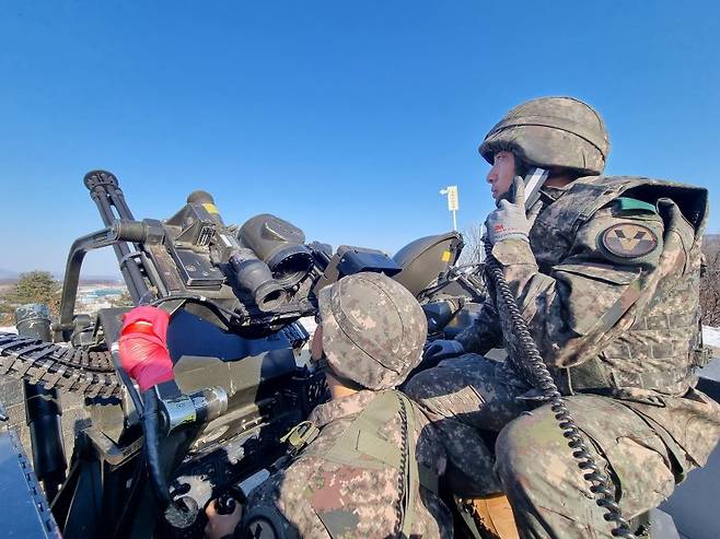 육군 제5군단 장병들이 방공 무기체계인 20mm발칸을 운용하고 있다. 사진=합동참모본부 제공