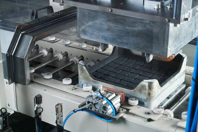 완성 단계에 접어든 양극재가 포스코케미칼 광양공장 소성로 위에 놓여 있다. 포스코케미칼 제공