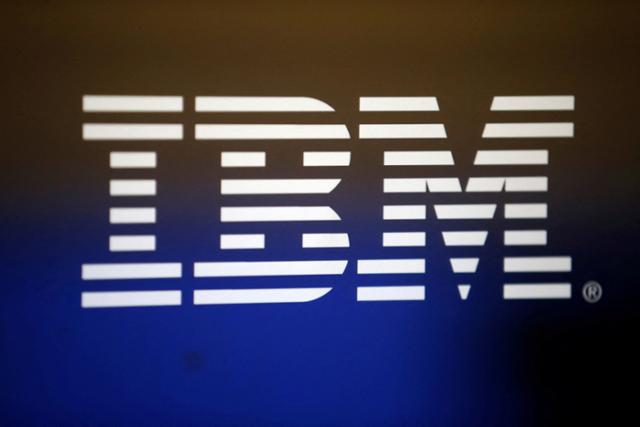 미국 테크기업 IBM 로고. IBM은 25일(현지시간) 전체 직원의 1.5%인 3,900명을 감원한다고 발표했다. 연합뉴스 자료사진