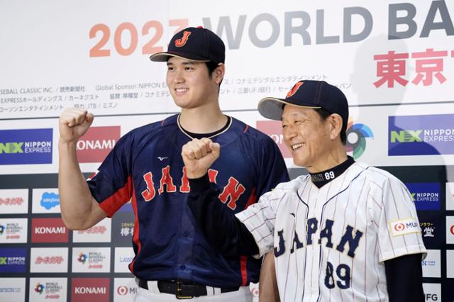 일본 야구 대표팀 오타니 쇼헤이(왼쪽)와 구리야마 히데키 감독. AP 연합뉴스