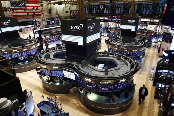 지난 24일(현지시간) 뉴욕증권거래소(NYSE)에서 개장 초반 주요 종목의 가격이 급등락하는 사태가 발생했다. 사진은 NYSE의 전경. 로이터=연합뉴스