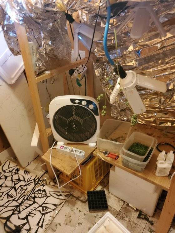 가수 안씨가 자택 안에 대마 재배장비를 설치해놨다. 사진 서울중앙지검