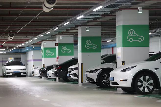 31일 서울 강남구 한 빌딩에서 충전 중인 전기차들. 연합뉴스