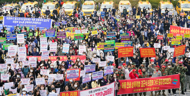 경기도 의정부 시민들이 지난해 10월 아동 성범죄자 김근식의 의정부 갱생시설 입소 철회를 요구하는 대규모 집회를 열고 있다. 연합뉴스