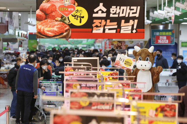 지난 9일 서울 하나로마트 양재점에서 ‘한우 100마리! 파격 할인 행사’가 열리고 있다. 연합뉴스