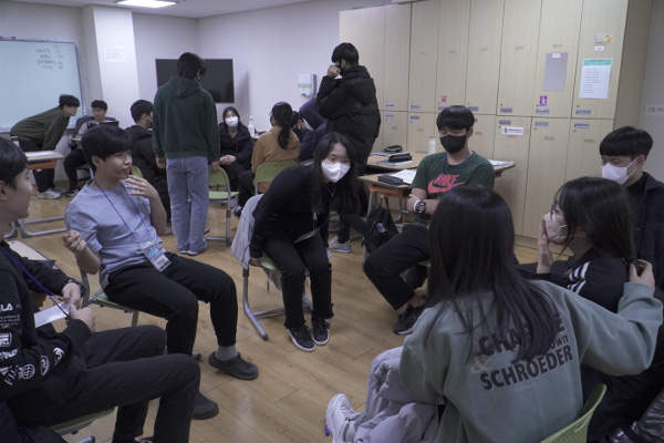 지난 19일 경기도 광주에서 열린 올라스쿨 아카데미에서 고등학생 참가자들이 대학·대학원생 멘토와 이야기를 나누고 있다. 올라스쿨 제공