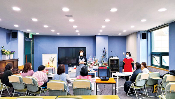 서울 씨티교회 전도팀이 지난해 12월 양원역 작은도서관에서 지역주민들과 함께 ‘오란다 만들기’를 하고 있다. 씨티교회 제공