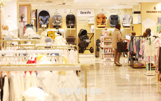 저출산·고령화로 올해 월별 출생아 인구가 1만명대가 고착화될 지에 대한 우려가 커지고 있는 가운데 서울의 한 백화점 영유아 매장이 한산하다. [이충우 기자]