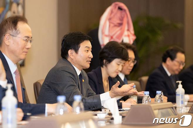 (서울=뉴스1) = 사우디아라비아를 방문 중인 원희룡 국토교통부 장관이 24일(현지시간) 리야드 프론트 컨벤션 센터에서 칼리드 알 팔레 투자부 장관을 면담하고 있다. (국토교통부 제공) 2023.1.25/뉴스1  Copyright (C) 뉴스1. All rights reserved. 무단 전재 및 재배포 금지.