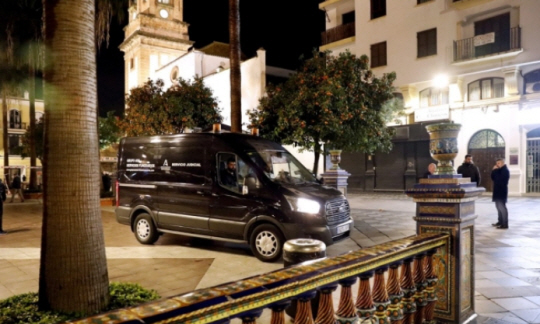 스페인 남부도시 알헤시라스의 알타광장에 위치한 한 가톨릭 성당 앞에 운구차가 서 있다. EPA EFE 연합뉴스