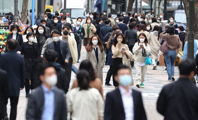 서울 시내에서 마스크를 착용한 시민이 지나가고 있다. [연합]