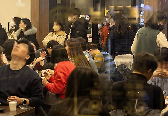 서울 한 식당에서 시민이 마스크를 벗고 식사를 하고 있다. [연합]