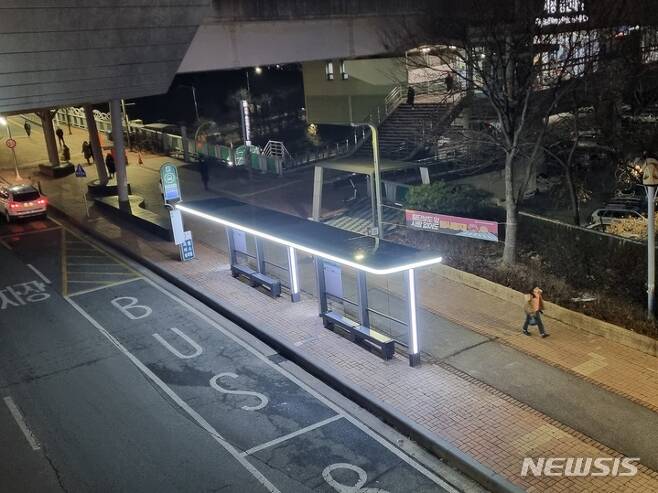 [용인=뉴시스] 용인시가 용인경전철 시청역 1번출구에 셸터형 버스정류장을 설치했다.