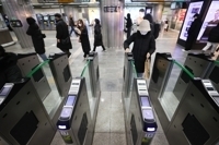 서울시, 지하철 요금 인상안 검토 - 이르면 오는 4월 지하철 등 대중교통 요금 인상이 예정됐다. 시민들이 지하철 게이트를 통과하고 있다.
