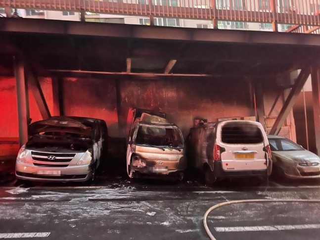 2022년 9월 부산 동래구 안락동 한 아파트 주차장에서 열폭을 일으킨 대창모터스 다니고밴 전기차(오른쪽 두번째). 주변 내연기관 차량들이 큰 피해를 입었다.  사진 | 부산소방재난본부