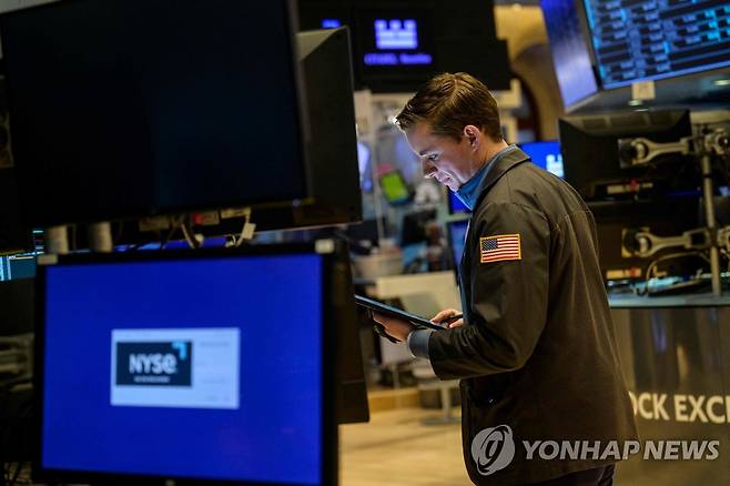 NYSE 입회장에 서 있는 트레이더의 모습 [연합뉴스 자료사진]