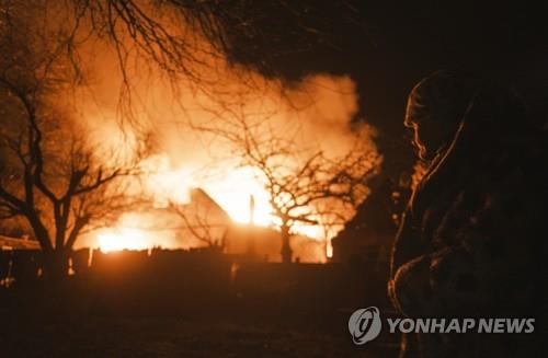포격으로 불타는 우크라이나의 한 건물 [EPA=연합뉴스]