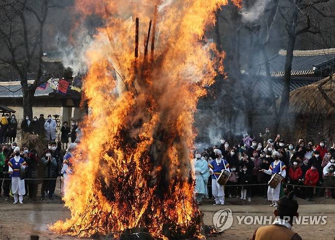 정월대보름 달집태우기 [연합뉴스 자료사진]