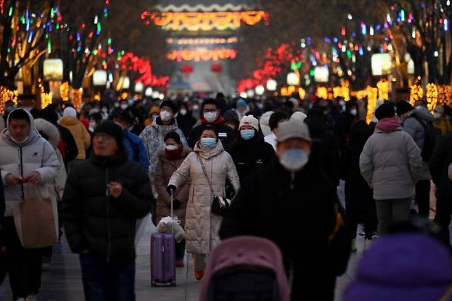 음력설을 맞아 베이징 시민들이 거리를 나서고 있다. (사진=AFP)
