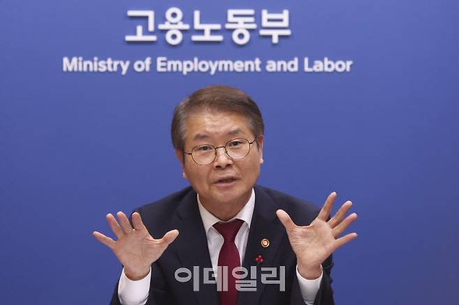 지난 25일 서울 중구 서울지방고용노동청에서 이정식 고용노동부 장관이 이데일리와 인터뷰를 진행하고 있다.(사진=이영훈 기자)