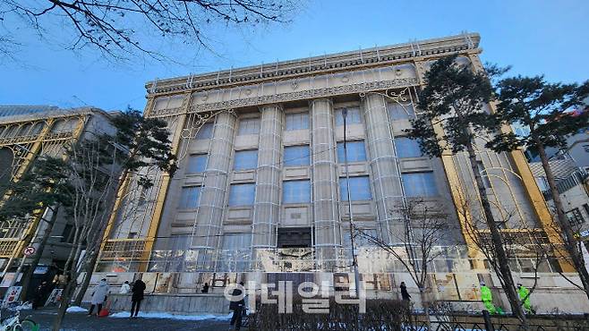 서울 중구 신세계백화점 본점 옆 리모델링 중인 옛 SC제일은행 건물. (사진=백주아 기자)