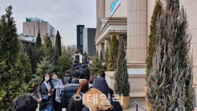 지난해 1월 22일 현대백화점 압구정본점 앞 샤넬 오픈런. (사진=백주아 기자)