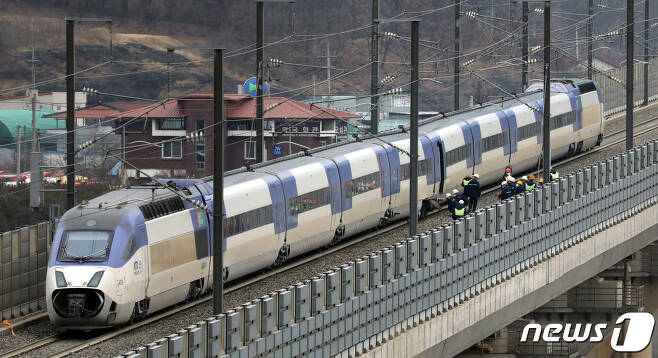 충북 영동군에서 탈선사고가 발생한 KTX 산천 23열차가 선로위에 멈춰 서 있다. 2022.1.5/뉴스1 ⓒ News1 장수영 기자