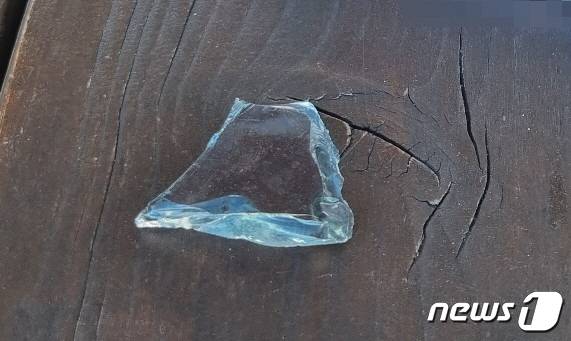 부산 해운대구 고층아파트에서 깨진 유리조각.(부산경찰청 제공)