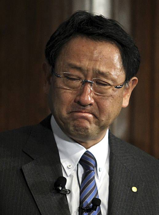 도요다 아키오 사장이 2010년 2월 24일 리콜 사태 이후 미국 의회 청문회에서 증언한 뒤 울먹이고 있다./AP연합
