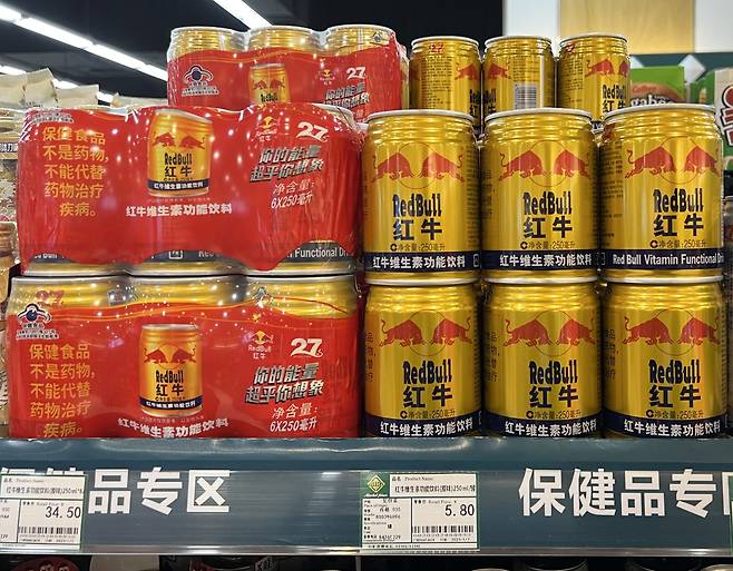 중국 베이징의 한 마트에서 판매 중인 레드불(红牛 훙뉴) 캔 제품. /베이징=김남희 특파원
