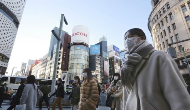 지난해 일본 수도 도쿄(東京) 도심에서 마스크를 쓴 사람들이 이동하고 있다.ⓒAP=연합뉴스