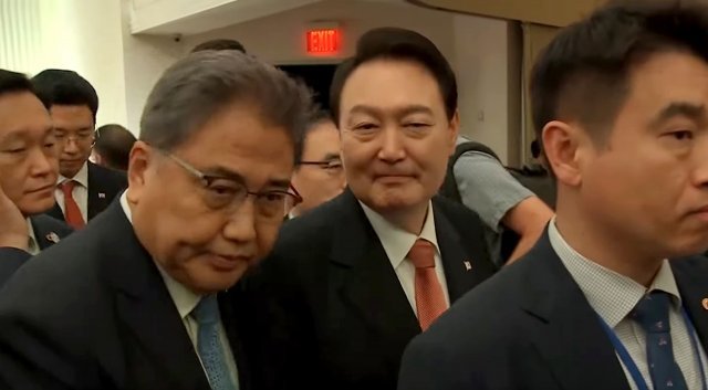 윤석열 대통령과 박진 외교부 장관(왼쪽)이 지난해 11월 21일(현지 시간) 미국 뉴욕에서 열린 글로벌펀드 제7차 재정공약회의 행사장에서 나오는 모습. MBC 유튜브 캡처