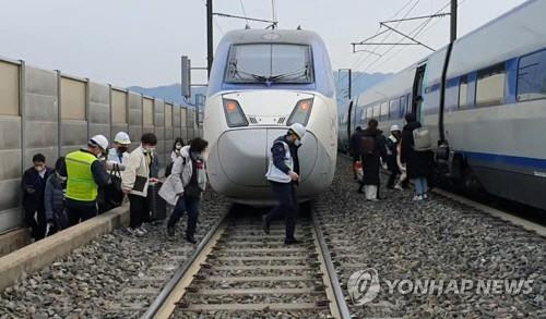 탈선한 KTX 열차 모습. 사진 연합뉴스