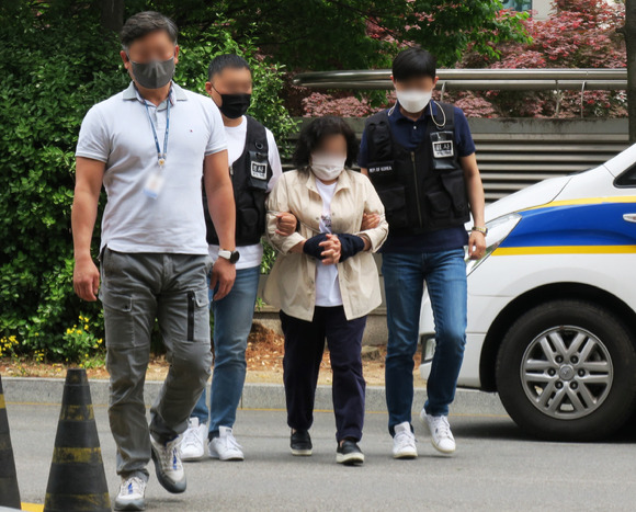 인천 연수구 한 아파트 주거지에서 뇌병변 장애를 앓고 있는 30대 딸에게 수면제를 먹여 살해한 혐의로 구속영장이 청구된 60대 친모가 구속 전 피의자 심문(영장실질심사)을 받기 위해 지난해 5월25일 오후 미추홀구 인천지법에 들어서고 있다. [사진=뉴시스 ]