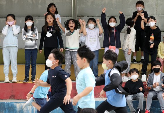 지난해 9월 26일 실외 마스크 착용 의무 해제 첫날을 맞아 광주 남구 한 초등학교에서 일부 학생들만 마스크를 벗고 운동회를 즐기고 있다. 연합뉴스