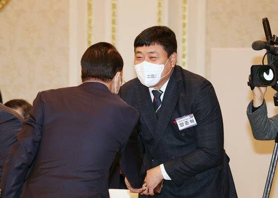 권영세 통일부 장관이 27일 청와대 영빈관에서 열린 통일부·행정안전부·국가보훈처·인사혁신처 업무보고에 참석해 양준혁 야구재단 이사장과 인사하고 있다. 연합뉴스