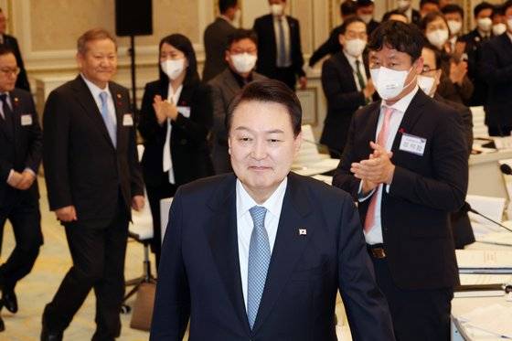 윤석열 대통령은 27일 청와대 영빈관에서 통일부·행정안전부·국가보훈처·인사혁신처로부터 업무보고를 받았다. 사진은 이상민 행안부 장관과 함께 입장하고 있는 윤 대통령.대통령실사진기자단