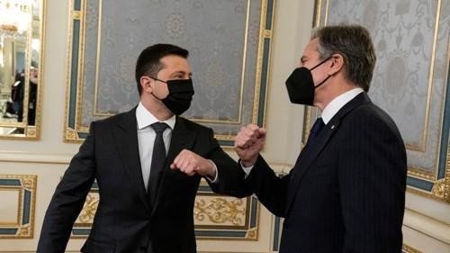 토니 블링컨 미국 국무장관(오른쪽)이 19일 키예프에서 볼로디미르 젤렌스키 우크라이나 대통령을 만나 팔꿈치 인사를 나누고 있다. [로이터=연합뉴스]