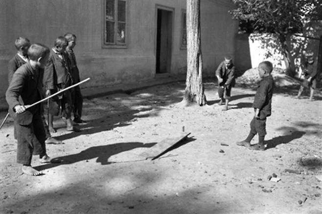 1926년 헝가리 아이들이 전통놀이인 ‘파프리카’를 하고 있는 모습. 대구시 제공