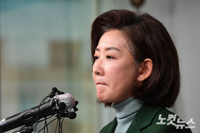 나경원 전 의원이 25일 오전 서울 여의도 국민의힘 중앙당사에서 기자회견을 갖고 당대표 선거 불출마 선언을 하고 있다. 황진환 기자